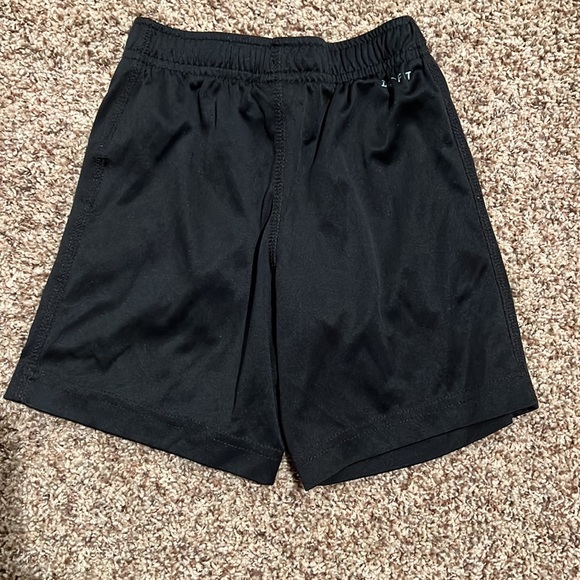 Kids Nike active shorts - Picture 2 of 3